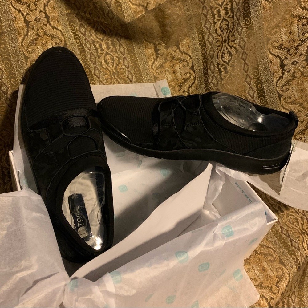 New With Tags BZEES Anytime Black Camo Slip On Cloud Cushion Shoes Size 9.5 M
